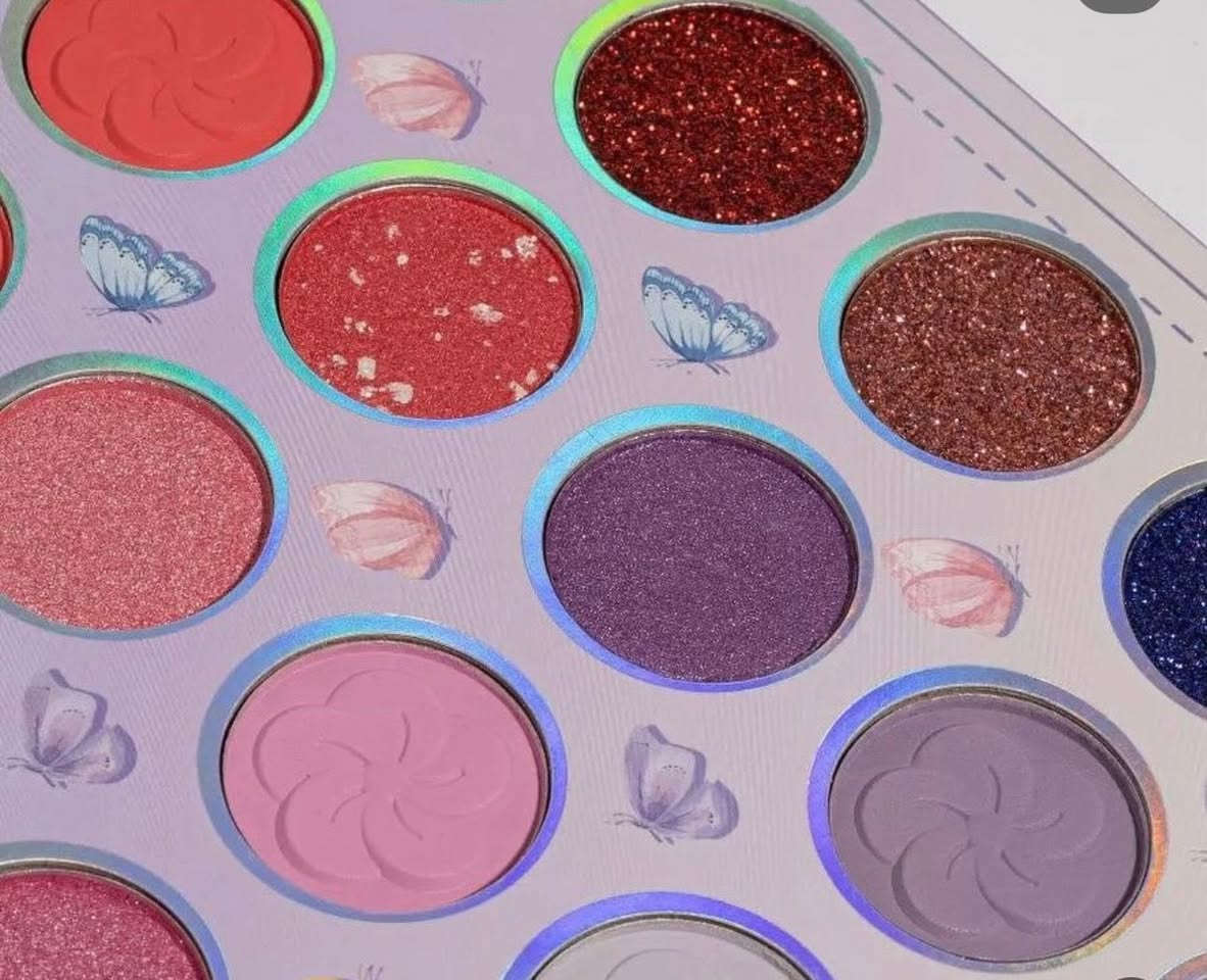 باليت
متوفر هذا الباليت ويحتوى على عدد ألوان وكذالك اضائة وبلاشر بعدة ألوان وحجمة كبير وبتصميم لطيف 
السعر ٥ التواصل واتساب *********** او خاص ♥️.
