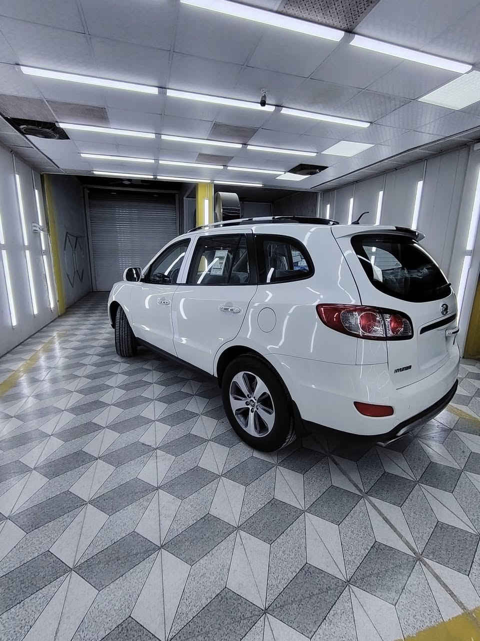 السلام عليكم سنتافي 2012
فول مواصفات 4سلندر 
بصمة 
فتحة 
كشنات جلد +كشن كهرباء
3 قطع تبريد 
حساس خلفي+ كامره 
رقمها اربيل انكليزي 
السونار موجود بالصور بيها سونارين 
كير مكينة تبريد حدادية كفالة 
السعر 135
***********
