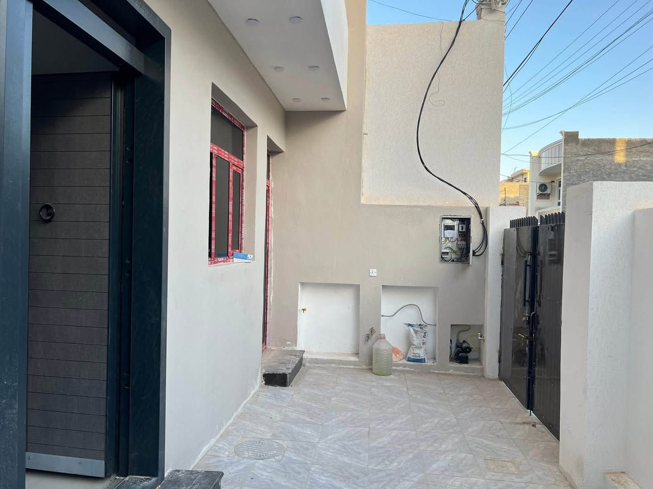 بيت للبيع مساحه150 متر طابقين 4 غرف نوم 3 حمامات بناء مودرن  حديث زيرو غير مسكون. السلطان الرابع قرب المدارس 
***********
