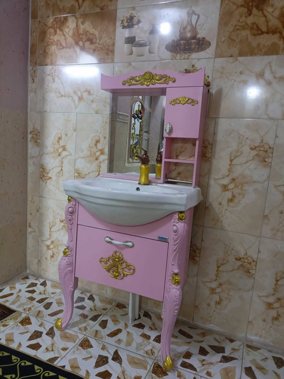 للبيع مغسله رئاسيه كامله مع المرايه والرفوف السعر 65 ***********
