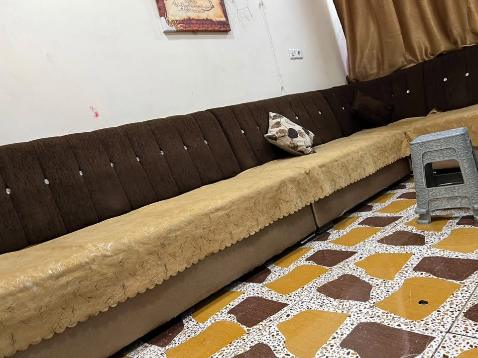 سلام عليكم عندي صالون  نسائي لبيع لاتسفسار الاتصال على الرقم ***********
