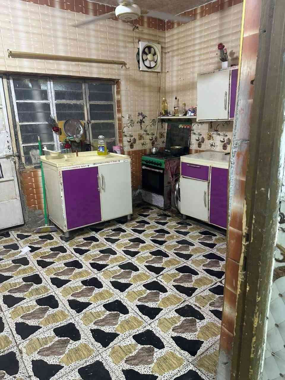 دار للبيع المساحه 100 متر دولان يحتوي على غرفه وصاله وستقبال ومطبخ وصحياة وحمام العنوان حي العسكري الثانيه قرب جامع الحسين ع مرجعة مكتب الكعبي للعقار *********** وتساب اتصال

