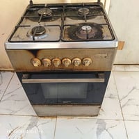 طباخ يشتغل بي ٣ عيون والفرن شغال فوك وجوه ب٣٠ وبي مجال ٠٧٨٦٥٨٥٨٦٧٤