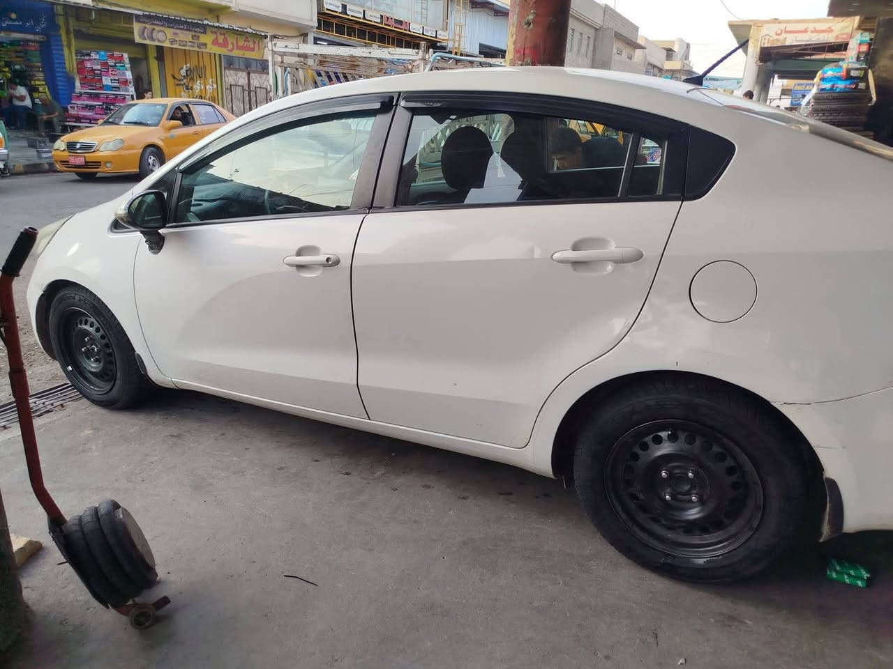 سيارة كيه ريو
موديل 2012
وارد كوري 
محرك دوش 16 شرط لا صرف ولا نفخ 
كير توماتيك 
درايم شفتات جديد كصه
السيارة رقم أربيل 
مواصفات تحكمات استيرن 
شاشه ايباد 
غرفتها جديده 
تحويل مباشر
التواصل ***********
السيارة كلش نظيفه ومرتبه
المكان موصل
