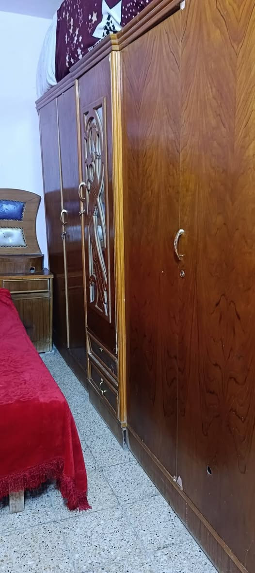 السلام عليكم غرفه للبيع تسكام وياهه زاويه السعر 450 وبيه مجال الرقم ***********
