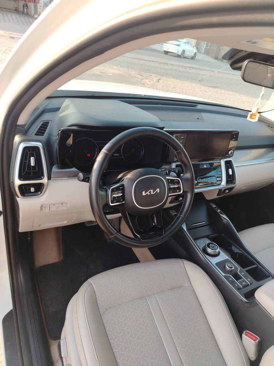 سلام عليكم
جمعة مباركة
سورنتو هايبرد موديل 2022/2023
هايبرد 1600cc وارد امريكي
فول مواصفات عدا الفتحة
ماشية  46325km الف
حادث السيارة فقط قبق الجنطة مبدل وجاملغات الخلفية عدد(2)
بدون لغود بدون شواصي التكم سليمة شرط السونار
مواصفات السيارة
عدادات رقمية بالكامل (Digital Cluster)
مقاعد جلد فاخرة (مقاعد منفصلة VIP في الصف الثاني
كير ماوس أوتوماتيك 6 سرعات 
شاشة عرض وسطية مقاس 10.25 - 12.3 إنش تعمل باللمس.
تحكم كهربائي بالمقاعد الأمامية مع ذاكرة.
تدفئة وتبريد للمقاعد الأمامية.
نظام تكييف أوتوماتيكي ثلاثي المناطق.
شاحن لاسلكي للهواتف.

نظام رادار توقف تلقائي لتفادي الاصطدام
كاميرا مزدوجة.
حساسات أمامية وخلفية.
نظام تثبيت السرعة الذكي.
بصمة تشغيل + تشغيل عن بعد.
7 راكب
إضاءة LED كاملة (أمامية وخلفية) مع مصابيح نهارية DRL. 
صندوق خلفي كهربائي.
السعر 215 ورقة وبي مجال 
للأستفسار الاتصال على الرقم *********** واتساب متوفر بكل وقت
العنوان النجف الاشرف حي الغدير شارع الحزام الاخضر مقابل قاعات قصور السلطان
