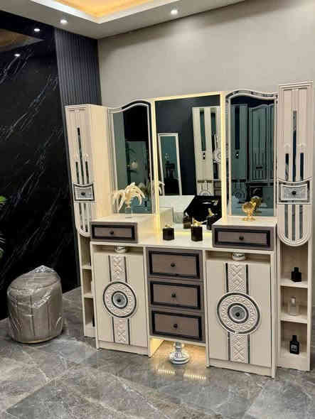 ✨ موديل لورد – 11 قطعة ✨
💰 السعر: 3,200,000 ( 3مليون و 200 ألف)
📏 القياسات:
الكنتور مع الملحق: 4 متر 
السرير مع الكومديات: 335 سم
🛠️ المواصفات:
ضهر بلوك 🧱
برغي وچوي حديد 🔩
صبغ حراري 🩸
صناعة تركية درجة أولى 🇹🇷
خشب MDF ضد الرطوبة 💧
ضمان 5 سنوات 📝
🚚 التوصيل والشد:
بغداد: مجاناً + تدفع وانت ببيتك
باقي المحافظات: متوفر توصيل وشد
✔️ مطابقة للصورة 100% – أي اختلاف نتحمل المسؤولية
📞 للحجز والاستفسار:***********
