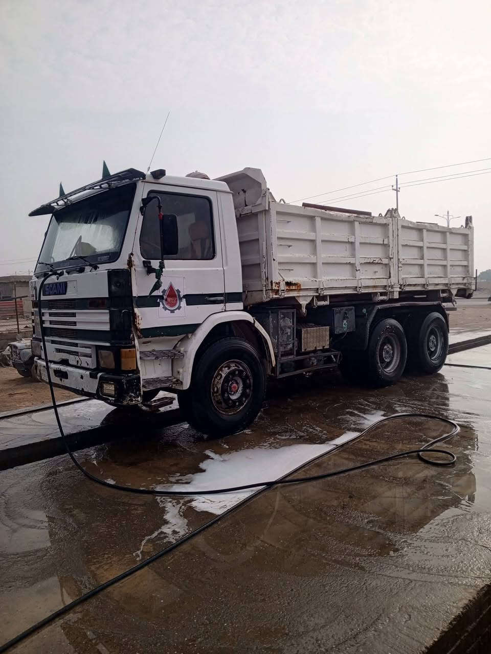 سلام عليكم سكانيه البيع مكينه 12ونص تخم تاير مجموعه كتر رقم نينوه سنويه ال 28 شاصي  مكفول حداديه جديده بدي وقماره جدد كهربائيات كله شقاله جاهزه العمل المكان زبير أسعر التصال ***********
