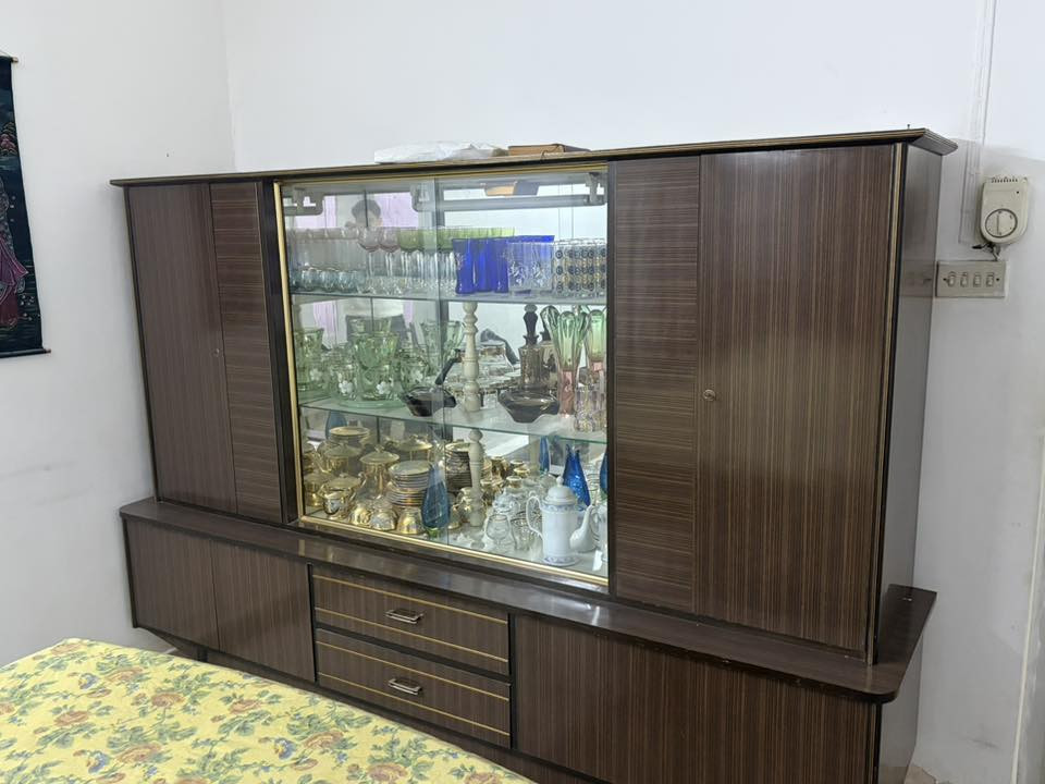 غرفة خطار للبيع نظيفة جداً
تخم قنفات
طبلات عدد ٢
ميز طعام مع كراسي 
بوفيه 
علاقة ملابس خشب 
للاستفسار ***********
