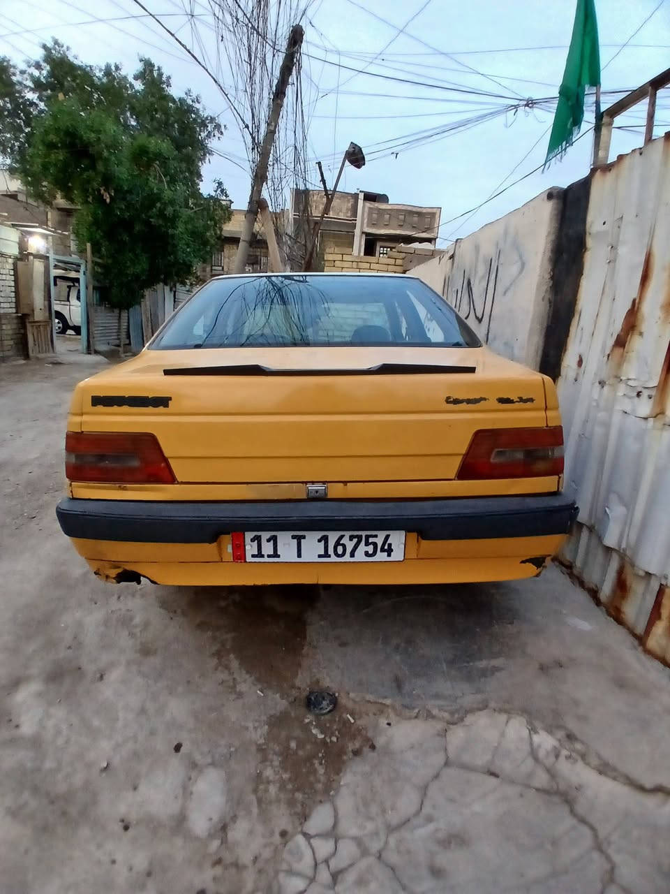 السلام عليكم 
بيجو ٤٠٥ جلكس 
مكينه وكير كورلا 
بيه رنكات بس السياره تشتغل
كوم حديد مصفره غرامات 
كوم حديد 
٢٠ورقه
بغداد البياع تقاطع درويش 
***********
***********
