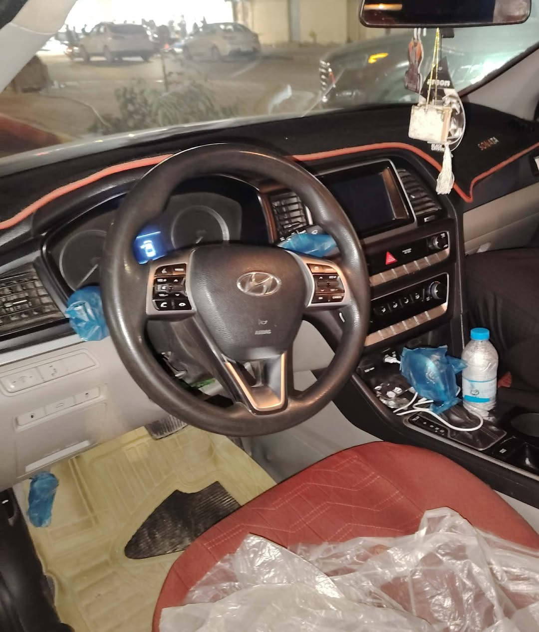 سلام عليكم سوناتا 2019امريكي سيارة ضربتها الباب الخلفي جهت السايق فقط الباقي كله مكفول كير محرك بحالت الوكاله محرك 2400 GDi جي دي اي سياره نضيفه بمعنا الكلمه مال جناي دواخله نضيفه كلش سعر السياره 145وبيها مجال حك الجيه رقم السياره بابل نكليزي الجديد عنوان الديوانيه ***********
