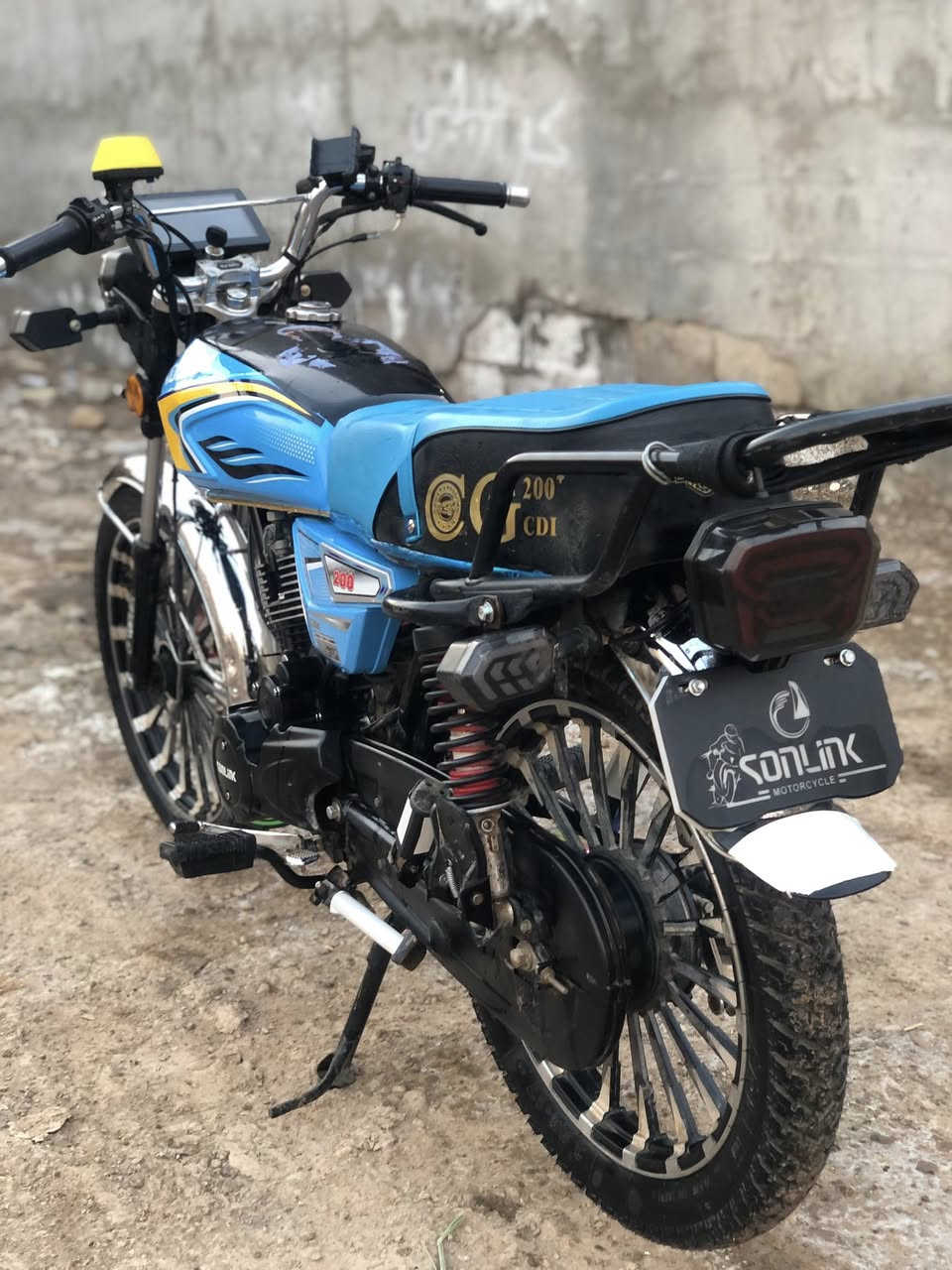 السلام عليكم 
سيفان موديل 25لون مميز 
نقص  دشبول ضارب بس
 مكفول السعر825وبي مجال العنوان ديالى الخالص 
رقم ***********او خاص
