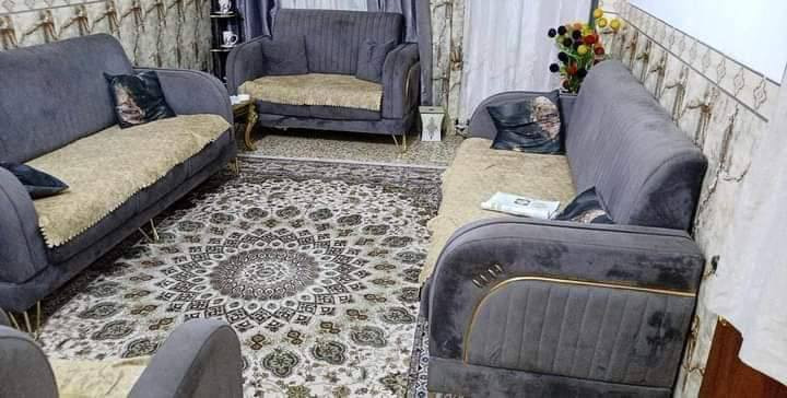 الدار للبيع المساحة 130م كونكريت مسلح طابو صرف باسمي طابق واحد بيتونة مفتوحة يتكون من غرفة نوم كبيرة ومطبخ وصالة كبيرة واستقبال وصحيات العنوان حي الشهداء السايدين قرب مول سيد جابر الاتصال على الرقم ***********
