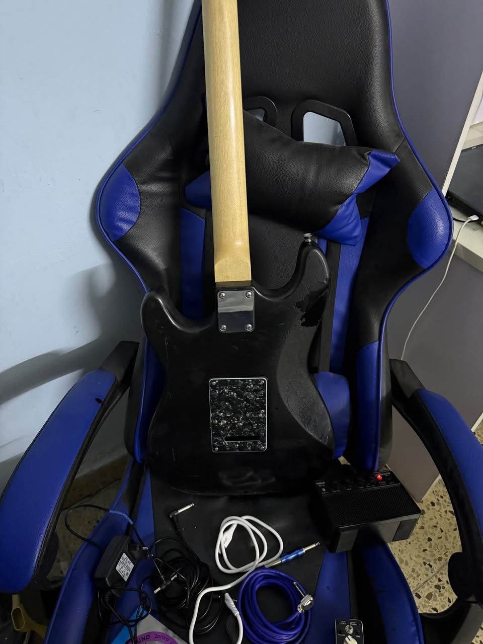 كيتار فندر ستراتوكاستر Made in USA
كيتار كهربائي الكترك
حاطيلة PickUp humbcker Custom
وارتفاع الاوتار ناصي وسهل للعزف
(بي شخوط وصبغ طبقه خارجية علمود شكله يصير فنتج)

وملحقاتة
مضخم صوت Amp متنقل شحن 10 واط
دواسة Pedal Overdrive تسوي الصوت خشن ووياها المحوله
2 كيبلات للكيتار واحد اصلي والثاني تجاري
ووياة حقيبة
و كابو Capo
و 2 ريش picks
و اوتار احتياط دداريو

صوت الكيتار كلش حلو و التون ثابت 
السعر 180 الف دينار عراقي
توصيل بغداد متوفر بغداد, العراق


**إذا كنت صاحب هذا الإعلان وتريد حذفه لأي سبب، رجاءا أرسل رسالة إلى الدعم الفني**