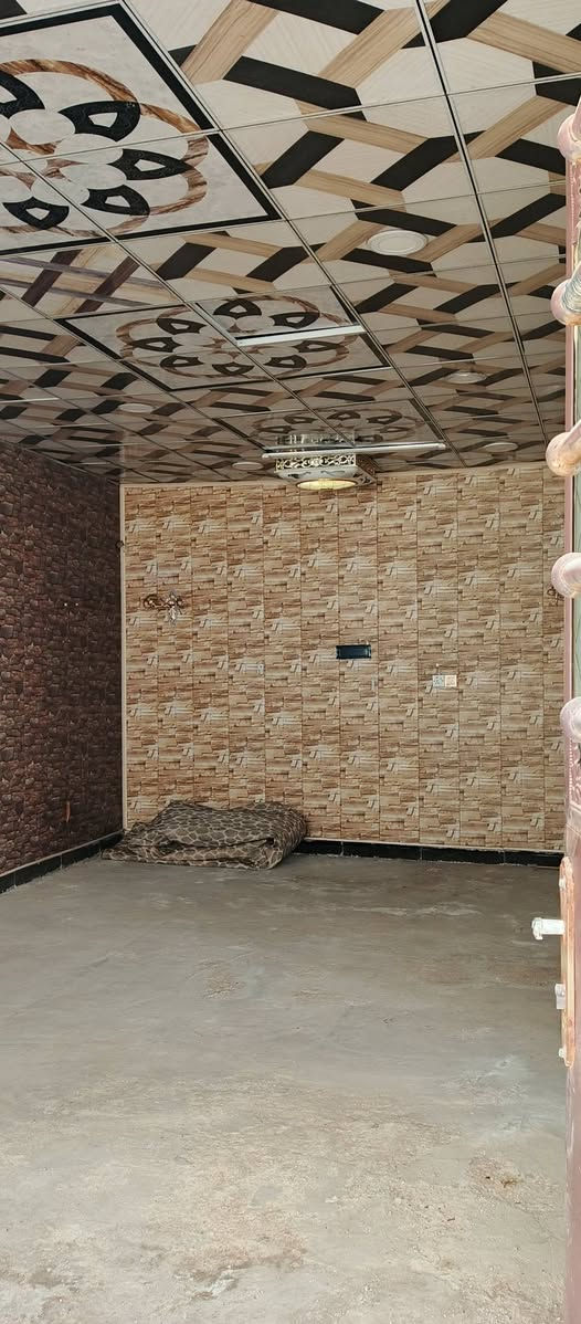 السلام عليكم دار للبيع في الصويره حي الفرات قرب محطه الجوهره مساحة 240 زراعي يحتوي على غرفه وصاله ومطبخ واستقبال وصحيات داخليه و خارجيه السعر 35 وبي مجال قليل للاستفسار الاتصال على الارقام 
***********، ويرهم مراوس بسيارة 7 راكب حديث
