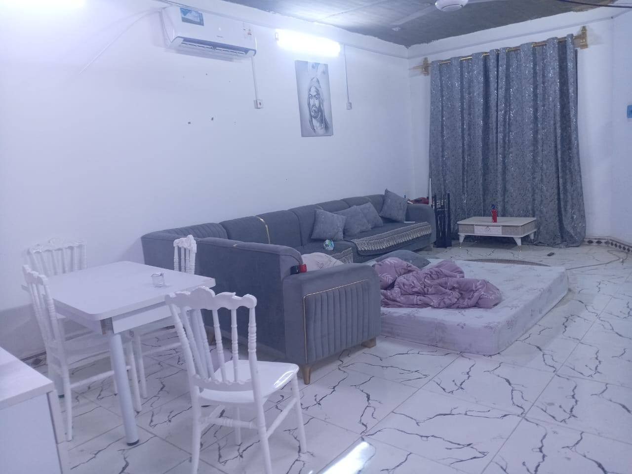 سلام عليكم عندي بيت للايجار طابق ثاني كلش حلو ومرتب كهرباء وماي كله جاهز البيت طابو بضهر شارع العام يتكون من غرفه نوم كبيرة ومطبخ وحمام داخلي وصاله كبيرة عنوان الحيانيه دور الشرطه قرب المعارض للاستفسار الاتصال على الرقم *********** سعره 300 قفل البصرة, العراق
