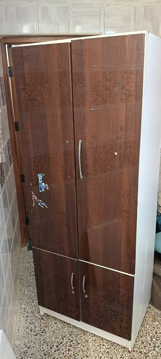 سلام عليكم غراض بيت نضيفة للبيع كلشي بسعرة غرفة نوم صاج تفصال مو شغل سوكي كنتور + جرباية مع الدوشك السعر 250 ثلاجة 18 قدم كبيرة مال عائلة بعدها جديدة السعر 400 وبيها مجال كنتور بابين مال ملابس اطفال السعر 30 الف طباخ أخو الجديد 4 عيون وفرن السعر 200 وبي مجال ميز مراية نضيف السعر 30 الف مكاني بغداد الغزالية للتواصل على الرقم ***********
