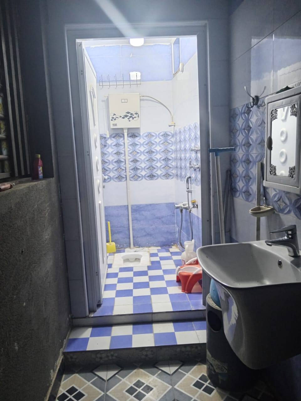 بيت زراعي مساحه 120متر بناء طابوق صب ساقط كونكريت  البيت يتكون كراج واستقبال ومطبخ وصاله وغرفه صحيات داخليه وخارجيه
ومنور وسطح شتايگر المكان ال ابو فياض شارع حسينية علي الاكبر ع .عرض الشارع 8متر سبيس صافي ماكو جار مقابيلك وكافة الخدمات ماي كهرباء مجاري 
***********
