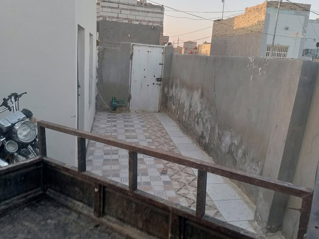 بيت مساحه 200م قرار 25 كامل خدمات  غرفتين وصاله وبراني ومطبح وغرفه سويت وبابين على شارعين مقابل مجمعات الي بشارع الفؤادين السعر اتصل على هذا الرقم *********** البيت مناسب
