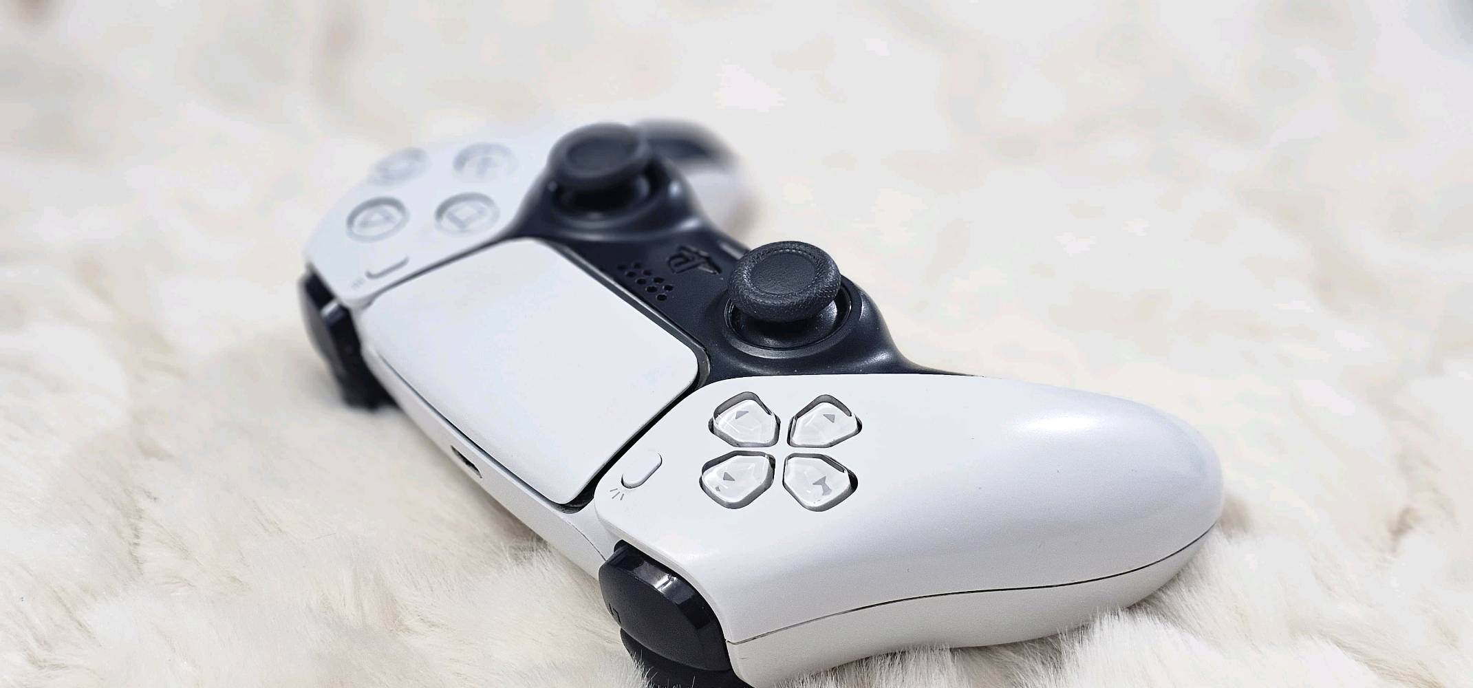 جوستك بلي 5 الاصلي استعمال قليل جدا ، مع كارتونه 
ps5 controller used like new.