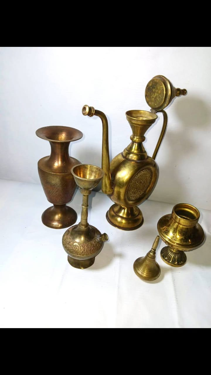 لوط "الزمن الجميل" - تشكيلة أنتيك نادرة وفخمة✨️
​🏺 محتويات اللوط:
​طقم ضيافة نحاسي (Vintage Brass): يشمل "دلة" عربية أصيلة بنقوش يدوية بارزة + 4 كؤوس نحاسية بتعتيق طبيعي ساحر.✨️
​مجموعة المباخر والمزهريات: تشكيلة متنوعة من النحاس الأصفر والأحمر المزخرف بآيات ونقوش إسلامية بديعة.✨️✨️
 القطعة المختومة (الأساس):
​طقم (براد + سكرية) إنجليزي أصلي🇺🇸: قطع ثقيلة وفخمة جداً، بنقوش بارزة وتفاصيل ملكية.✨️✨️✨️
​الدمغة: مختوم بختم المصنع✨️ الإنجليزي بالأسفل (واضح بالصور) لضمان الأصالة والقيمة. 🛡️
​ميني فازة: بورسلين كحلي ملكي "كوبالت" بلمسات ذهبية✨️✨️
​ولاعة "الطاووس": قطعة فنية فضية منقوشة بدقة عالية شغاله بتشرز♻️♻️
السعر [خاص]👌👌


**إذا كنت صاحب هذا الإعلان وتريد حذفه لأي سبب، رجاءا أرسل رسالة إلى الدعم الفني**