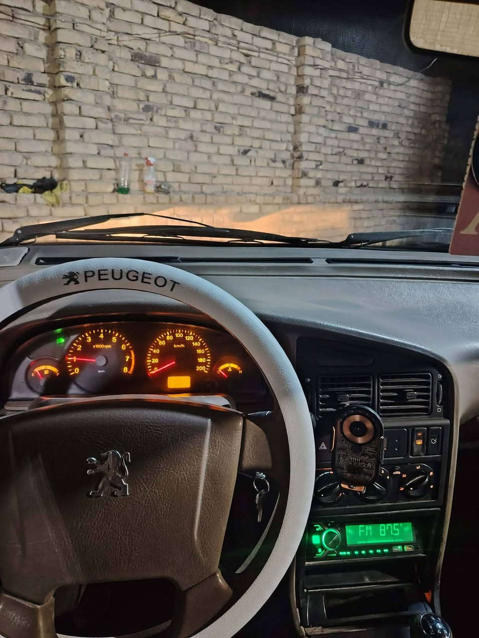 سلام عليكم بيجو لميس 405. مديل 15مصفرة غرامات وهية مكينة بعدهي على سحك بيها ضمان شهرين كير مكفول حدادية جديدة باتري جديد تايرات صارلهن شهر دواخل جدد حتى البطاين الباب جدد دوشمة جديدة سلف جديد ما بيها ضربة  خياسات ماكو سيارة تخبل راعيها يريد مداور السنوية 2029تسقط ما عليها ولا ربع رقمها بغداد سيارة بوجهك للشارع ربع ما ذب عليها
السعر :40وبيها مجال قليل حك الجية
عنواني: دوانية حي الفرات
رقمي :***********
هاي كل التفاصيل.
