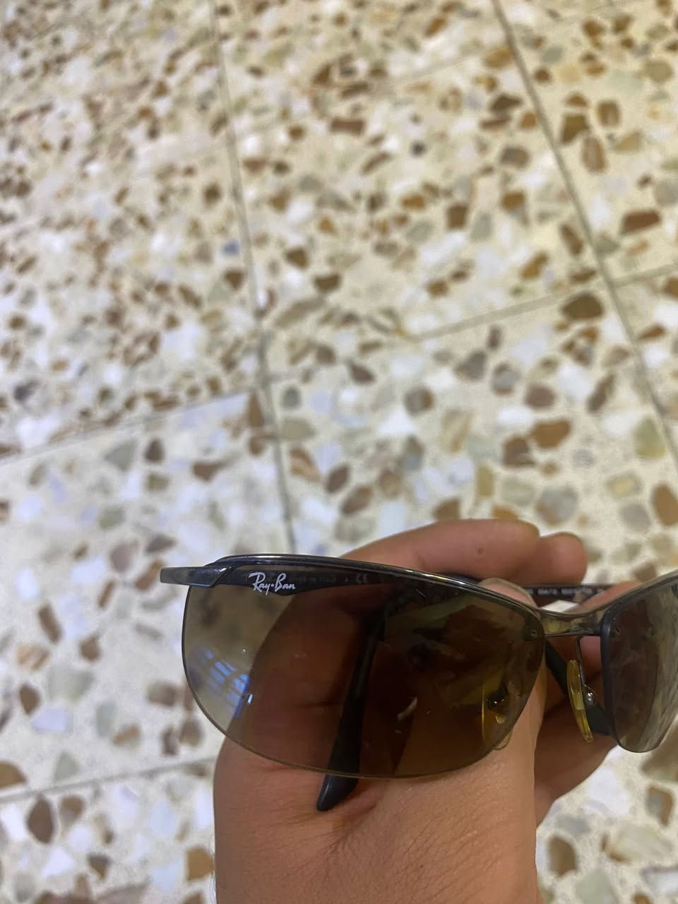 للبيع نظارة Ray-Ban أصلية
الموديل: RB3390  
الصنع: Made in Italy  
اللون: إطار أسود معدني، عدسات بنية متدرجة  
القياس: 65□15 - 125  
الحالة: مستعملة نظيفة، عدسات خالية من الخدوش  
مزاد


**إذا كنت صاحب هذا الإعلان وتريد حذفه لأي سبب، رجاءا أرسل رسالة إلى الدعم الفني**