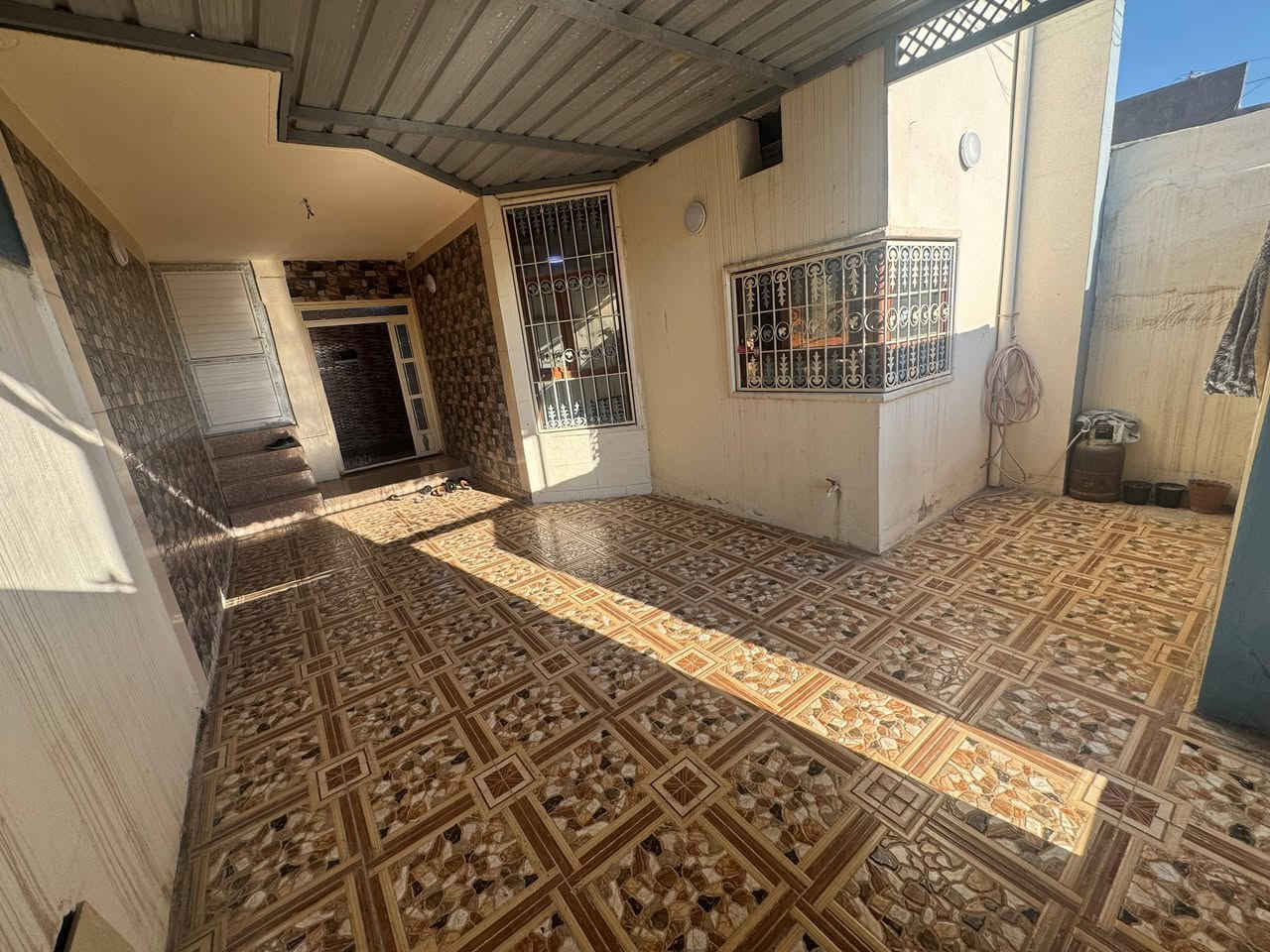 دار للبيع طابو صرف المساحة ١٥٠م واجهة ٦م طابق اول استقبال هول مطبخ غرف نوم ٢صحيات طابق ثاني هول غرف نوم مطبخ صحيات وبيتونه الدار صاير على شارع ٢٠ م خلف التجاري العنوان حي النصر بين جامع مكه المكرمه وجامع المدينة للإستفسار الاتصال على الرقم *********** او خاص
