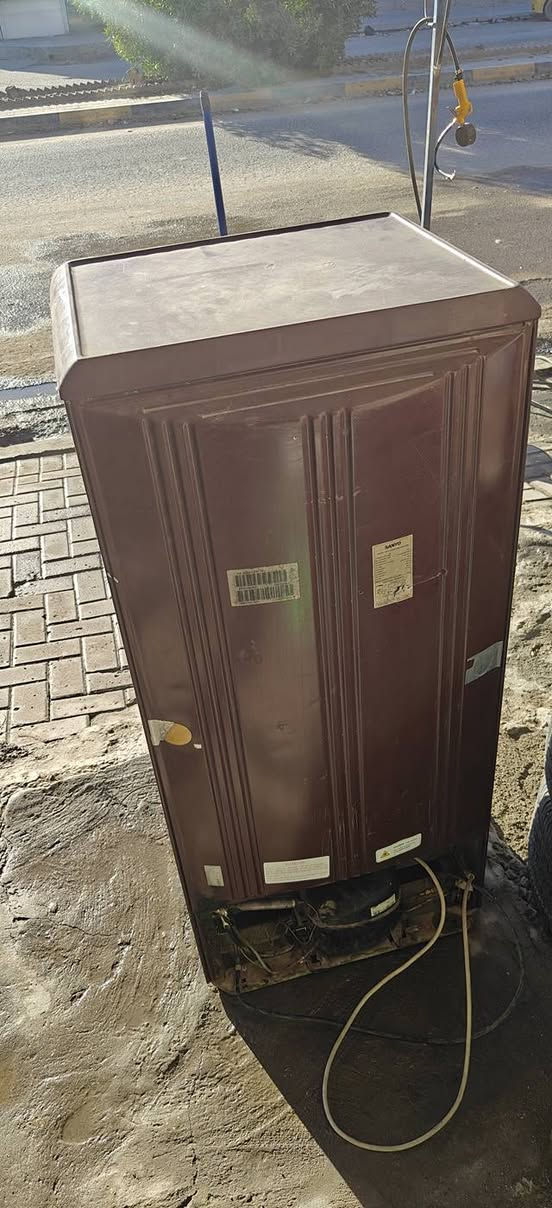 السلام عليكم ثلاجة للبيع نضيفه وشغاله تبريد ثلج شرط سعره 75 الف وبيه مجال . (عنوان سايدين انصار قدس) محل ورشة نوروز / *********** متوفر واتساب
