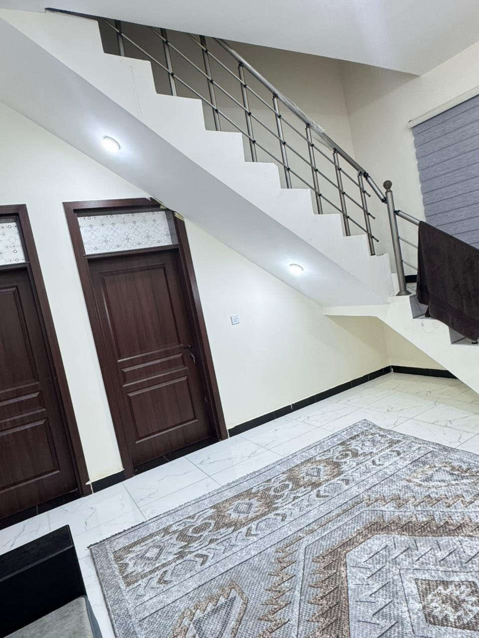 للبيع 
بيت 125متر مربع التقيه الثالثه قرب مجمع الروان السكني 
يباع مع الأثاث 👌🏻البيت غير مسكون ***********
