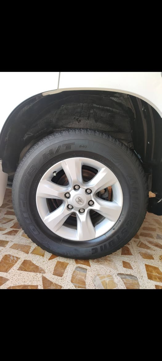 السلام عليكم 
للبيع برادو TXL 2010 ابيض صدفي محدث 2017 فقط الدعامية والعطر واللايت 
ماشية 126 الف بدون حادث بدون ضرر فقط طخة زغيرة بالباب خلف النفر وبعدها ما مصلحة على وضعها فول مواصفات بس الكشن عادي 
تشغيل بصمة 
ترحيب 
مرايات شفط 
سلايت تنتة 
ثلاث شاشات 
لايت زينون 
كشاف
تبريد ثلاث قطع 
محرك 6 سلندر 
منفذ كهرباء بالصندوك 
حساس 360
كامرى خلفية 
جامات كهربائية 
دبل تانكي 180 لتر 
وبعد هواي مواصفات 
رقمها أربيل بسمي
مكانها موصل الايسر
السعر 285 
***********
***********
وبي مجال للطيبين
