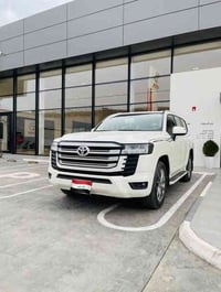 للبيع  تويوتا لاندكروزر   ابيض   موديل 2022 ساز باب اول   رقم بغداد بأ...