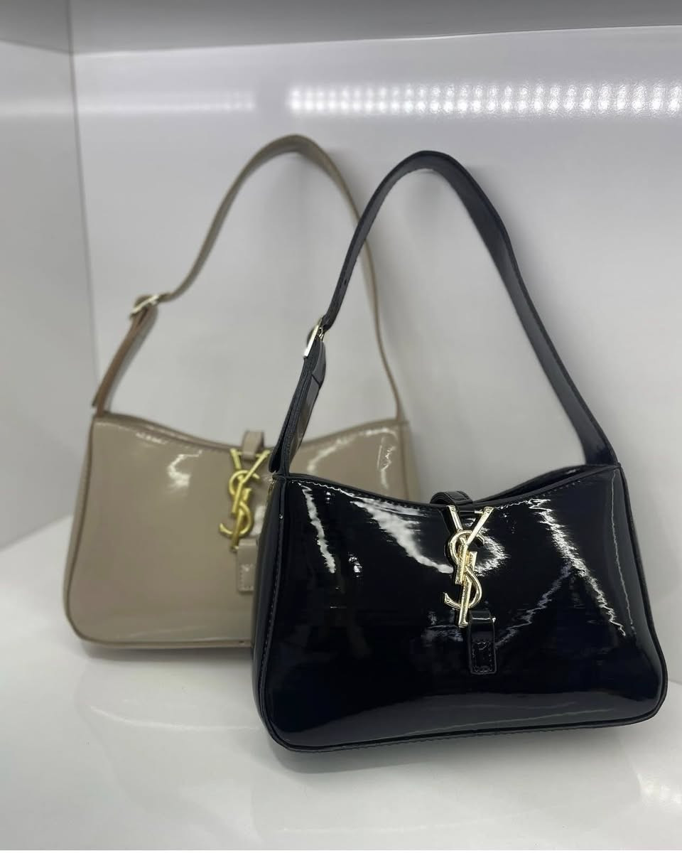 ✨ طقم شنطة + كعب فاخر ✨  

إطلالة راقية بتفاصيل لمعة فخمة — تصميم مميز ما متوفر برا بهالسعر ولا بهالفخامة 👠👜  

مخصص للصبايا الأنيقات يلي بيحبوا الستايل المرتب والناعم ✨  

متوفر لونين:  
🖤 أسود لمعة  
🤍 بيج لمعة  

📏 المقاسات: من 36 إلى 41  
💰 السعر بنور الله   

🚚 الشحن علينا لجميع المناطق  
⏱️ مدة التوصيل: حسب المنطقة  

للطلب والاستفسار تواصلوا على الرقم 📞  

الكمية محدودة ❗


**إذا كنت صاحب هذا الإعلان وتريد حذفه لأي سبب، رجاءا أرسل رسالة إلى الدعم الفني**