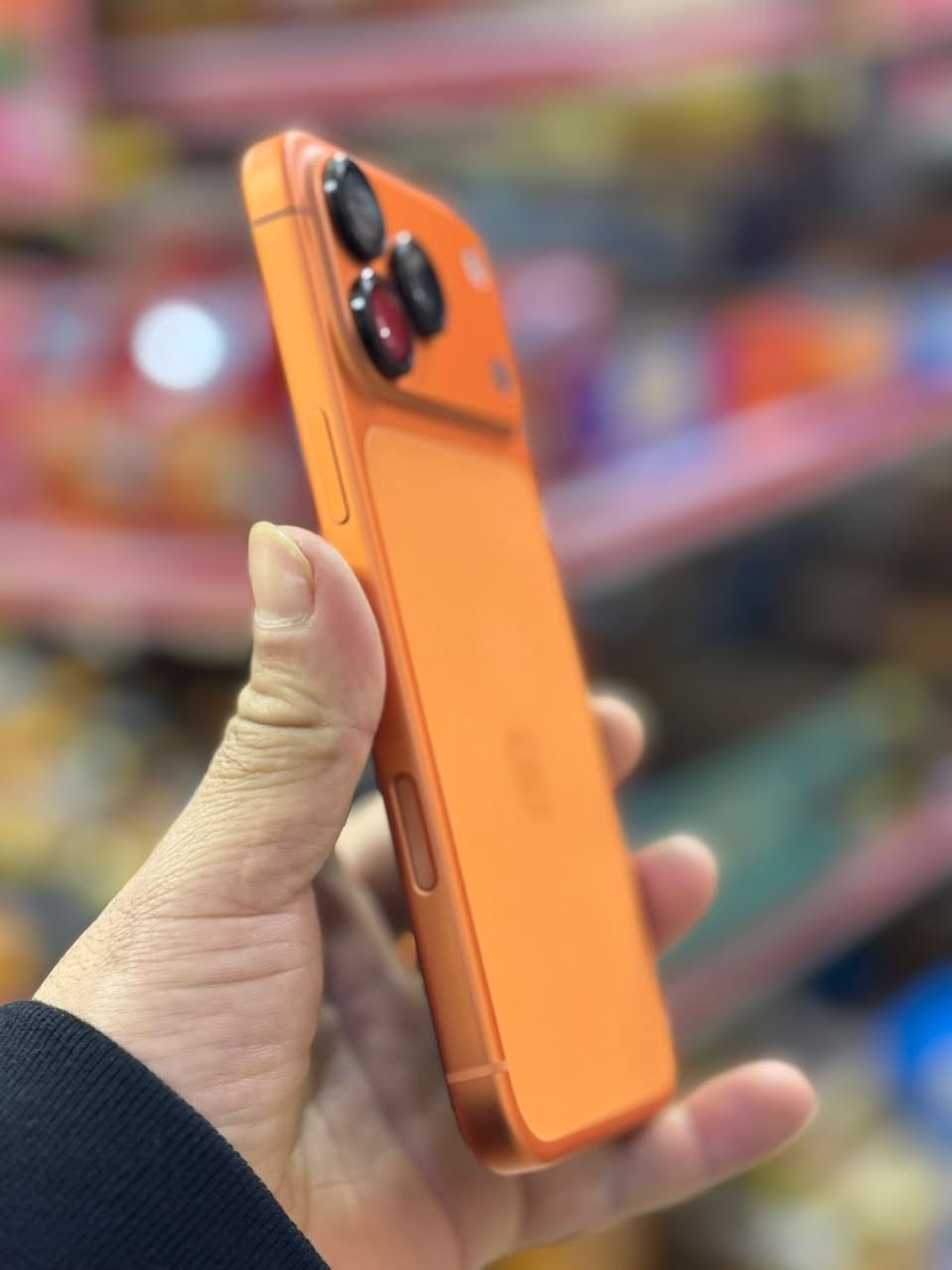 السلام وعليكم آيفون ١٧ برو ماكس ذاكره ٢٥٦ عدد الدورات ٣ نسخت za سيمكارت سعره ١٩٥٠ وبيه مجال شراي يتصل *********** مكاني بغداد الدوره
