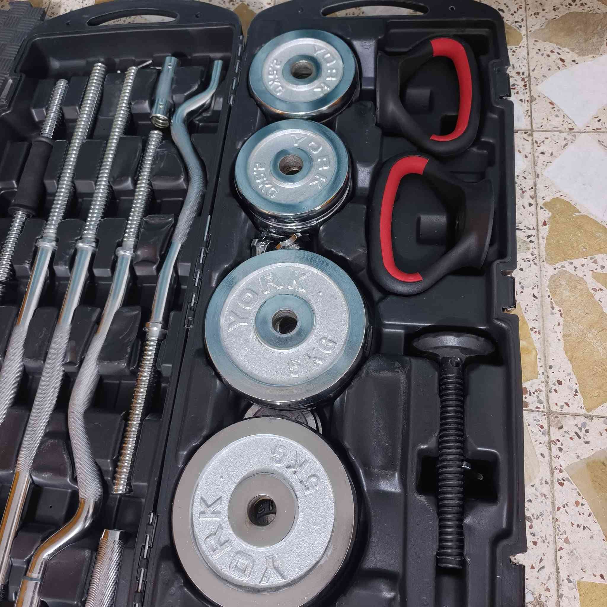 سلام عليكم  جنطه دنبلص كامل ملحقاتها بعدها جديده مستخدمه 3مرات لا أكثر 
ومترين فرشه وجهين أسود ⚫ورصاصي 
سعر الجنطه 150 وبيها مجال وسعر الفرشه المترين 30 وبيها مجال
العنوان:بغداد حي البتول
الهاتف:***********
