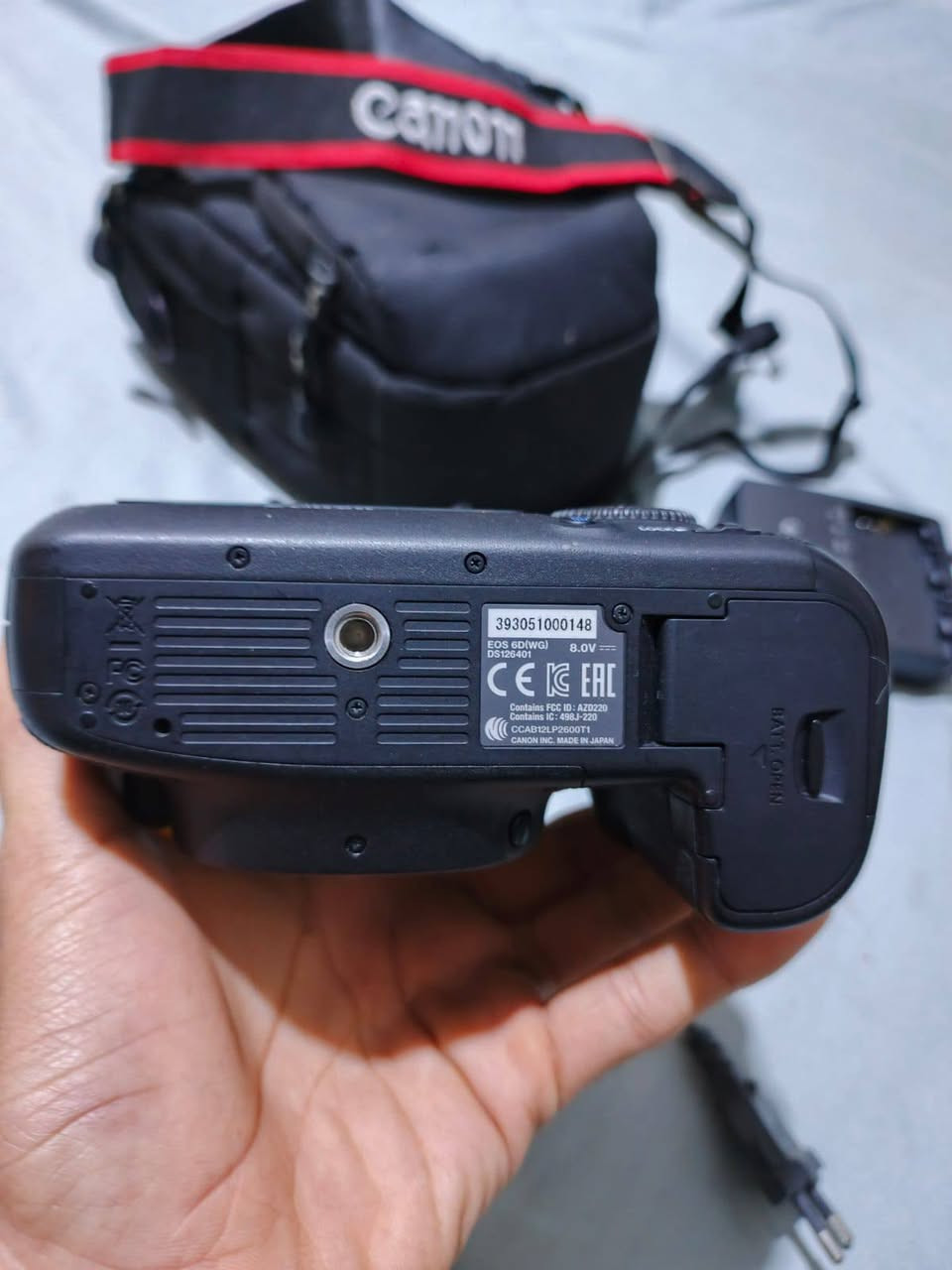 كانون 6دي مارك 1 نضافه 100
شترها 9k 
نضافه كدامك 
♦بطاريه 
♦شاحنه 
♦رام 32 
♦جنطه 
♦حزام كتف 
سعرها 550 الشراي يدلل 
***********
