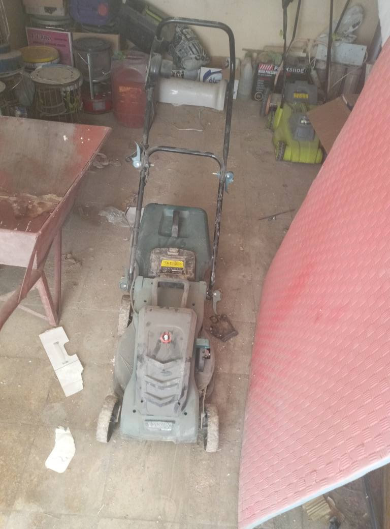 السلام عليكم
للبيع العنوان بغداد 

مكينه ثيل العدد ٢ 

نضيفات وشغالات 

واتساب ***********
