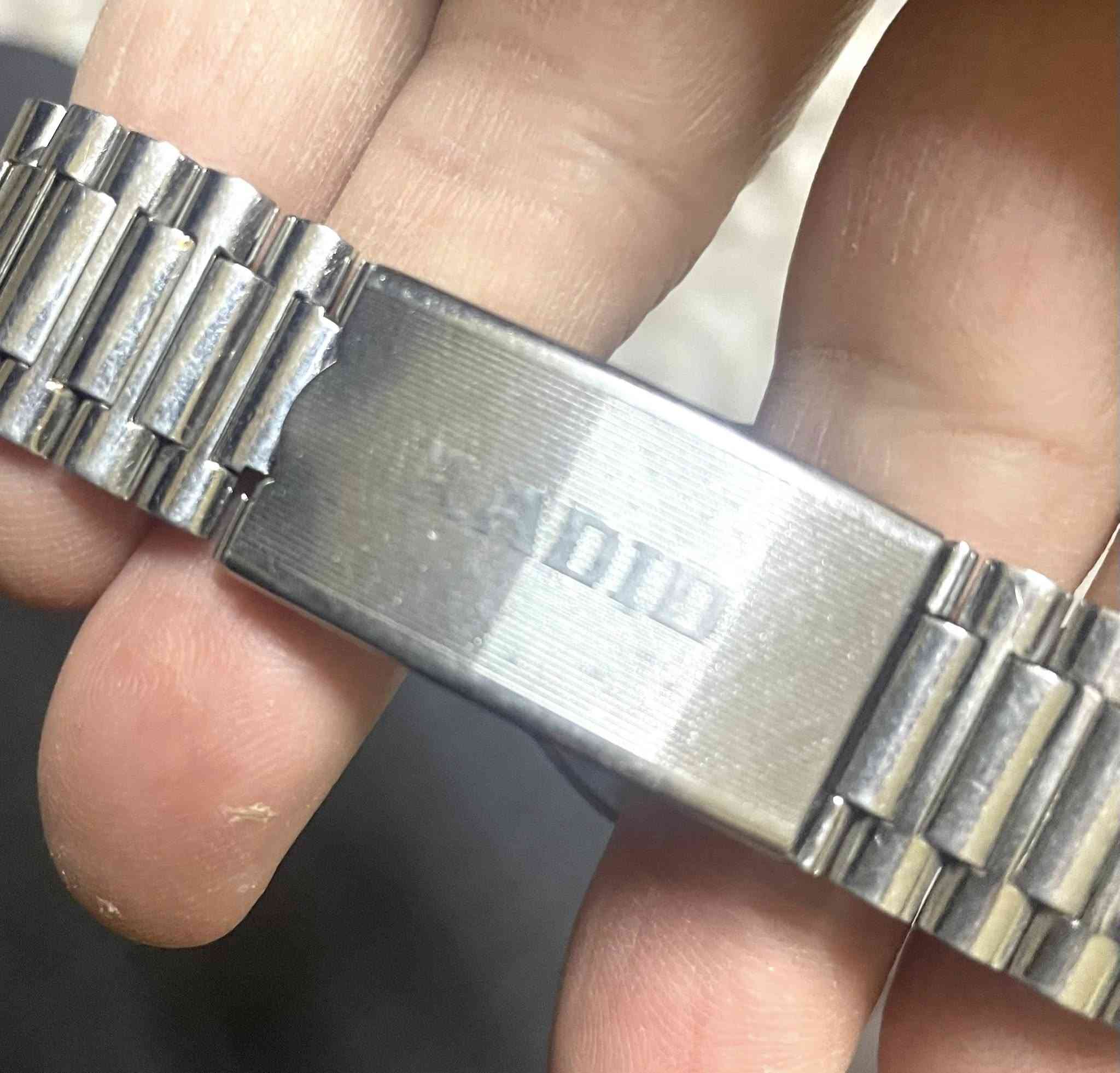 ساعة رادو أوتماتيك سويسري أصلي فنتج قديم الثمانينات نظيفة جداً القطر 34-38 ملم نافذه للتاريخ اليومي والشهري وقت مضبوط بالثانيه السير والبوك بلادي السعر 125 ألف للمهتم خاص *********** المكان كركوك يوجد توصيل
