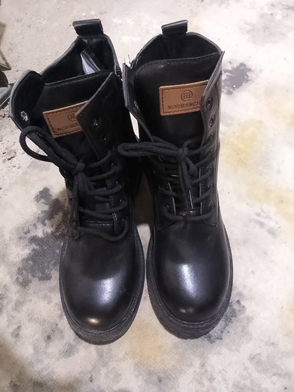 بوت عسكري باله قياسات 40/41باله ماملبوس السعر 15الف المكان الشطره بلشوملي 
***********
