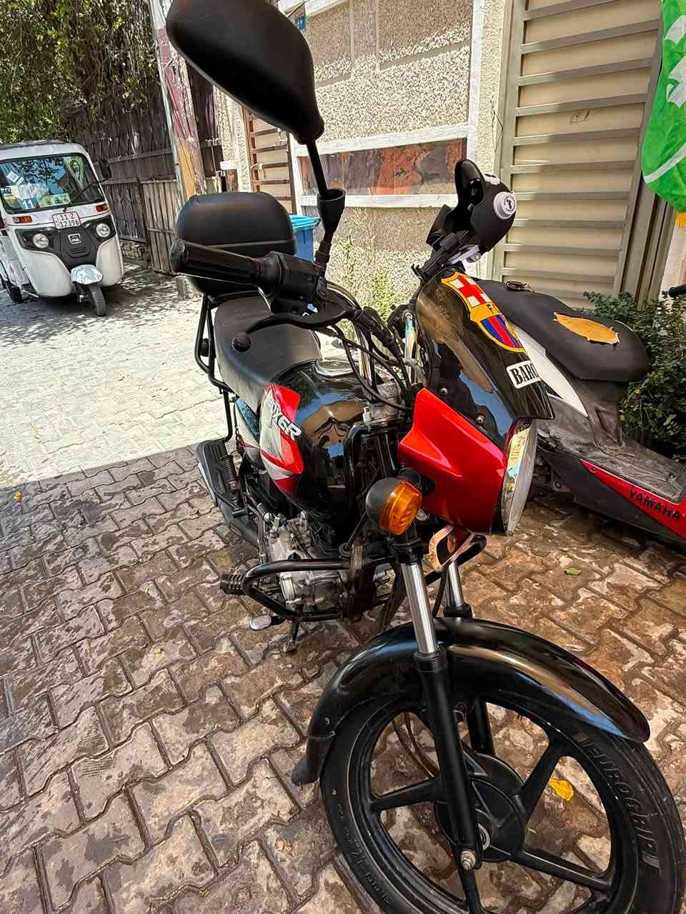 📍بغداد
السلام عليكم دراجة بوكسر كلاسك موديل 22 رقم وسنوية جاهزه تحويل ثاني يوم  مع جنطه خاصه وكاله دراجة بحالة جيده جداً استعمال خاص مامشتغله دلفري الدراجه معتنين بيها كل ٢٠ يوم يتبدل دهن دراجه ال ياخذها بالعافيه علي تفيد اليريد يشتغل بيها دلفري او على باب الله السعر مليونين او 150 الف او وبيها مجال للشراي رقم الهاتف ***********
