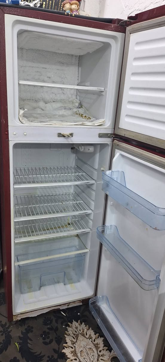 السلام عليكم ثلاجه جديده ونظيف جدآ السعر١٢٥ مكانه النجف***********
