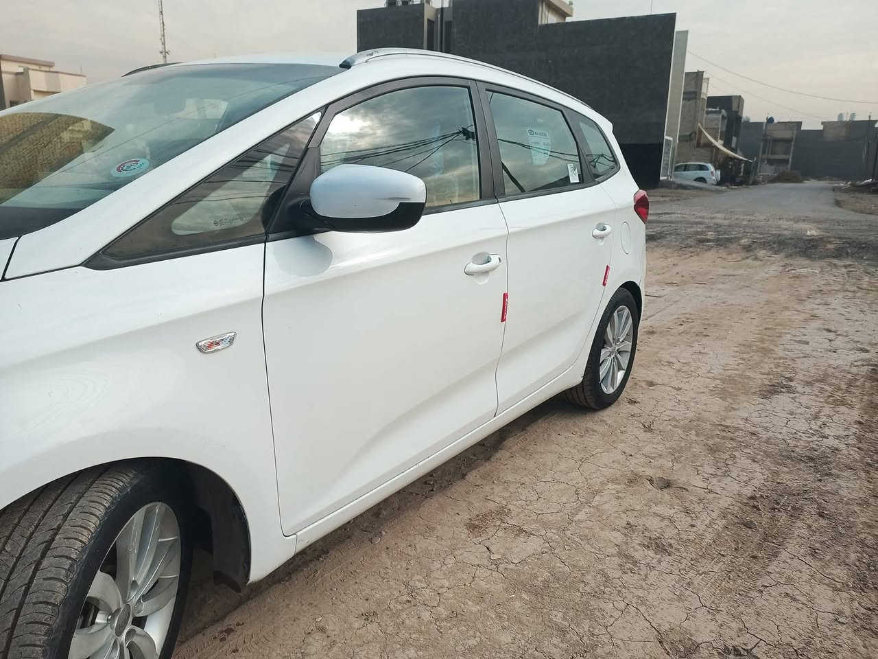 السلام عليكم 
كيا كارنز  Kai carenz 
٧ راكب خليجي رقم بغداد 
موديل ٢٠١٤   لون ابيض
   محرك ٢٠٠٠ دوش 
 شاشة كامرا دوارة.  تحكمات استيرن.  حساسات خلفيه   لايت متحرك  كشنات جلد  ٥ ويل كب   تايرات جدد باتري جديد منضومة تبريد جديدة. صدر جديد    سويج عدد ٢   . نضام ايكو . اسبورت . نورمان . 

سياره ماشيه ١٠٠ الف .قابل للزيادة
سياره مكفوله من الضربه عدى  ٣ شخوط تكحيل فقط وبيه طخه دراجة بالباب عكس السايق بسيطه مرافقه بالصور

.
سعر السياره ١٣٢$
مكانه بغداد علي الصالح. جامع الزغل. مقابل مرور الطوبجي

***********
***********
 بي وتساب
