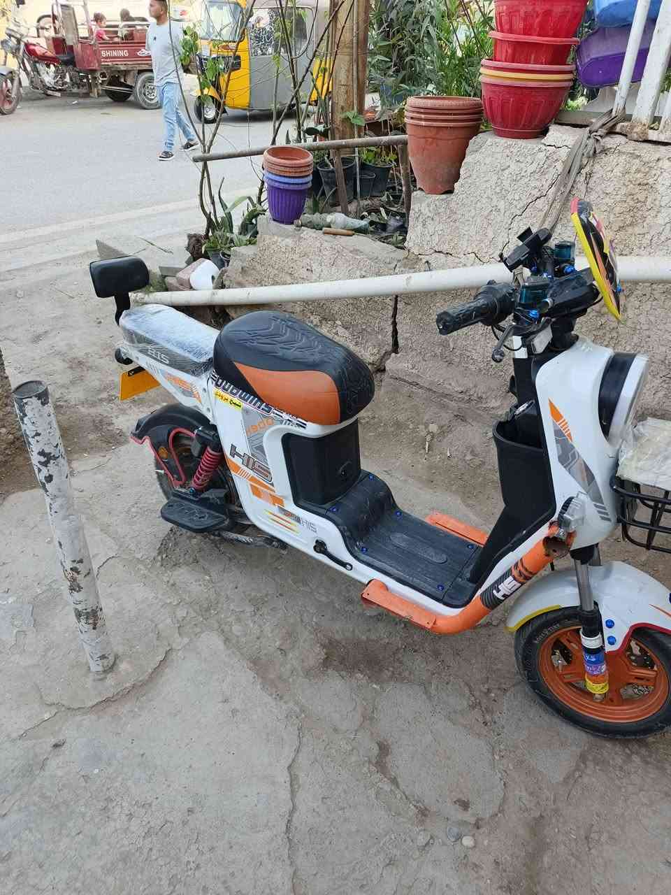 سلام عليكم دراجة اچ900 للبيع الدراجة كاملة مكملة نضيفة 5 بطاريات الكبار مو الصغار السعر 350 وبيهة مجال العنوان بعقوبة المفرك ***********
