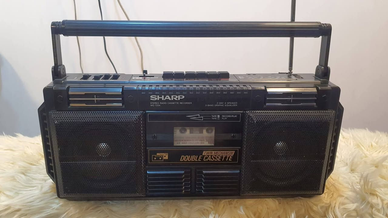 مسجل راديو كاسيت ستيريو من ماركة شارب (Sharp) طراز WQ-T234
يعتبر قطعة كلاسيكية نادرة من التسعينيات (عام 1995 تقريبًا)
يتميز بتصميم "بوم بوكس" المحمول مع آلية كاسيت مزدوجة (Double Cassette)
يدعم راديو AM/FM وتشغيل الكاسيت
يحتوي على معادل صوت (Equalizer) ومكبرات صوت رباعية
‎***********
