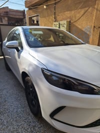 BYD سيل5 موديل ٢٥ ماشيا ٤٠٠٠ رقم بغداد باسمي سيارة جديدة بيها بنيد مصب...