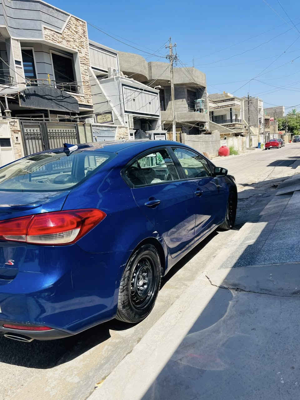 السلام عليكم 
كيا فورتي موديل 17 امريكي محرك 2000 دوش سيارة خير من الله تبريد ثلج وسياره تخبل سونار وياهة مصبوغة فقط اثر شخوط من امريكا بدون معجون ابد فقط صبغ اثر شخوط بدون اي قطرة معجون محرك وكير خير من الله سيارة اسمي تحويل ثاني يوم رقم بغداد هزة جديدة متحتاج هزة يعني راسا تحول رايدهة 112 وبيهة مجال مكاني بغداد / حي الاعلام 
***********
