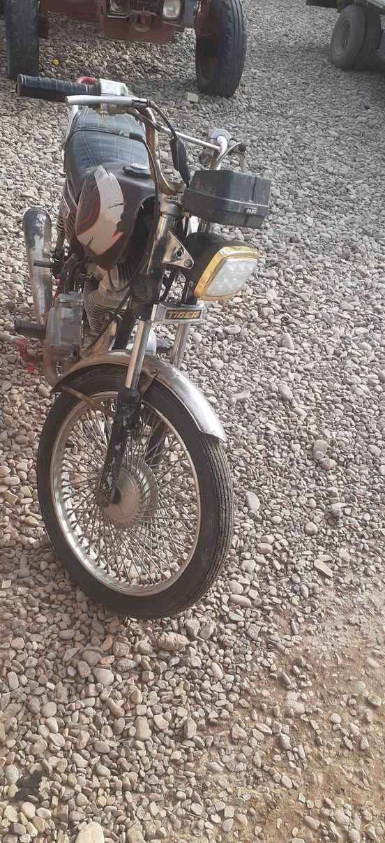 دراجه للبيع ٤كير بس الركبه بيه عواج سعر ١٥٠ بيه مجال ***********
