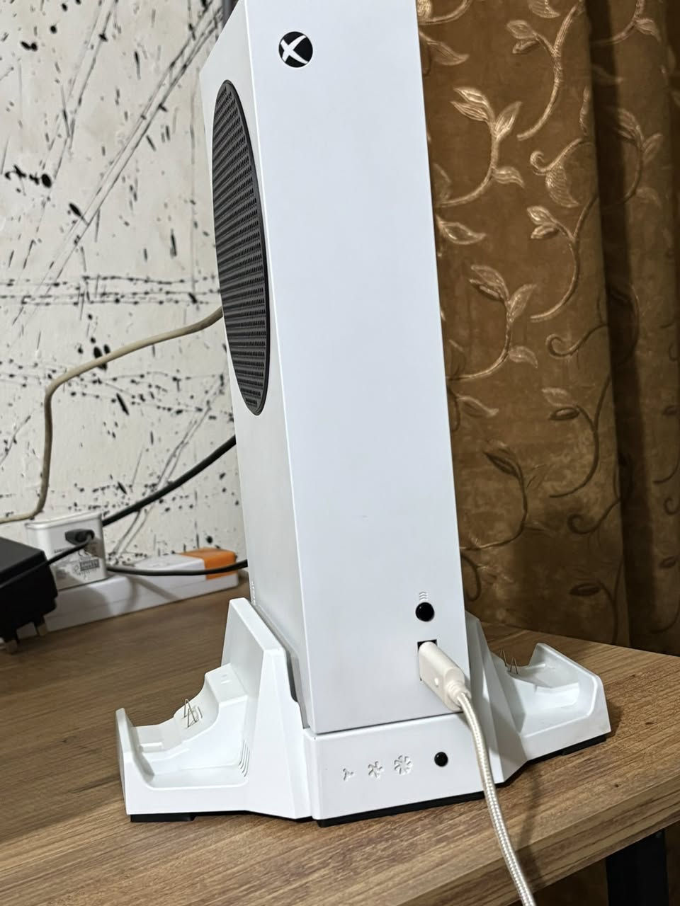 جهاز سيريس اس مستعمل قليل جداً مع كامل ملحقاته الاصلية بالاضافة الى شاشة من شركة بلاك ولف165HZ(FHD)مع فان تبريد من شركة دوبي ويد من كيم سير(g7) مع يوبي اس من بور ماكس التواصل

***********
