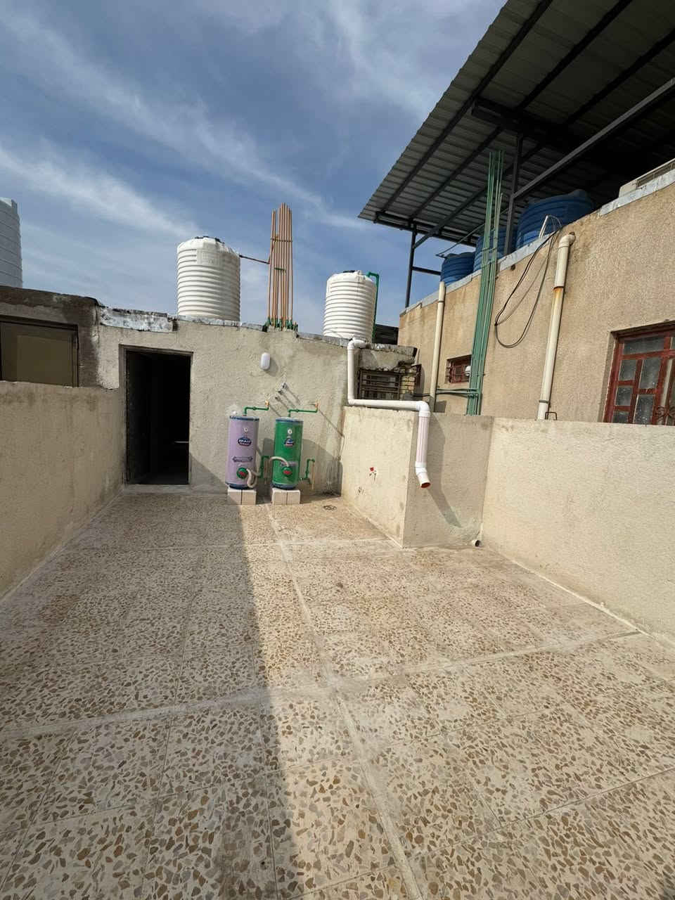 🏡 بيت للبيع – فرصة مميزة

📐 المساحة: 100 متر
📏 الواجهة: 5 م
📏 النزال: 20 م
🏢 عدد الطوابق: طابقين
🧱 البناء: طابوق بالكامل

📍 الموقع:
القبلة – حي القائم
قريب من فلكة البريد
قريب من الأربع شوارع
خلف كرزات الشمال

🔹 تفاصيل البيت:

 • 3 غرف نوم (واحدة ماستر / سويت)
 • صالة
 • مطبخ
 • منور يصلح مطبخ حار (بحاجة تسقيف فقط)
 • خدمات داخلية وخارجية
 • السطح كاشي
 • نظام بواري السبلت دفن
 • نظام كاميرات
 • البيت زيرو – غير مسكون
 • البيت باسم المالك مباشرة
سعر ٢١٥ قابل للتفاوض 🤍

📞 للتواصل:
***********
أو الدايركت ✉️
