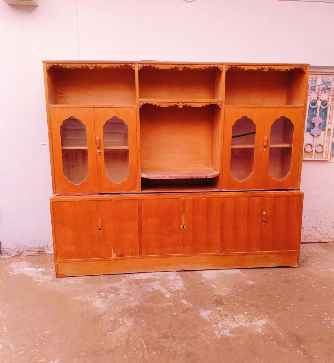 معرض للبيع نضيف نقصه بس قفاله للخانات الشراي يخابرني اويدلل سعره مناسب  (***********)
